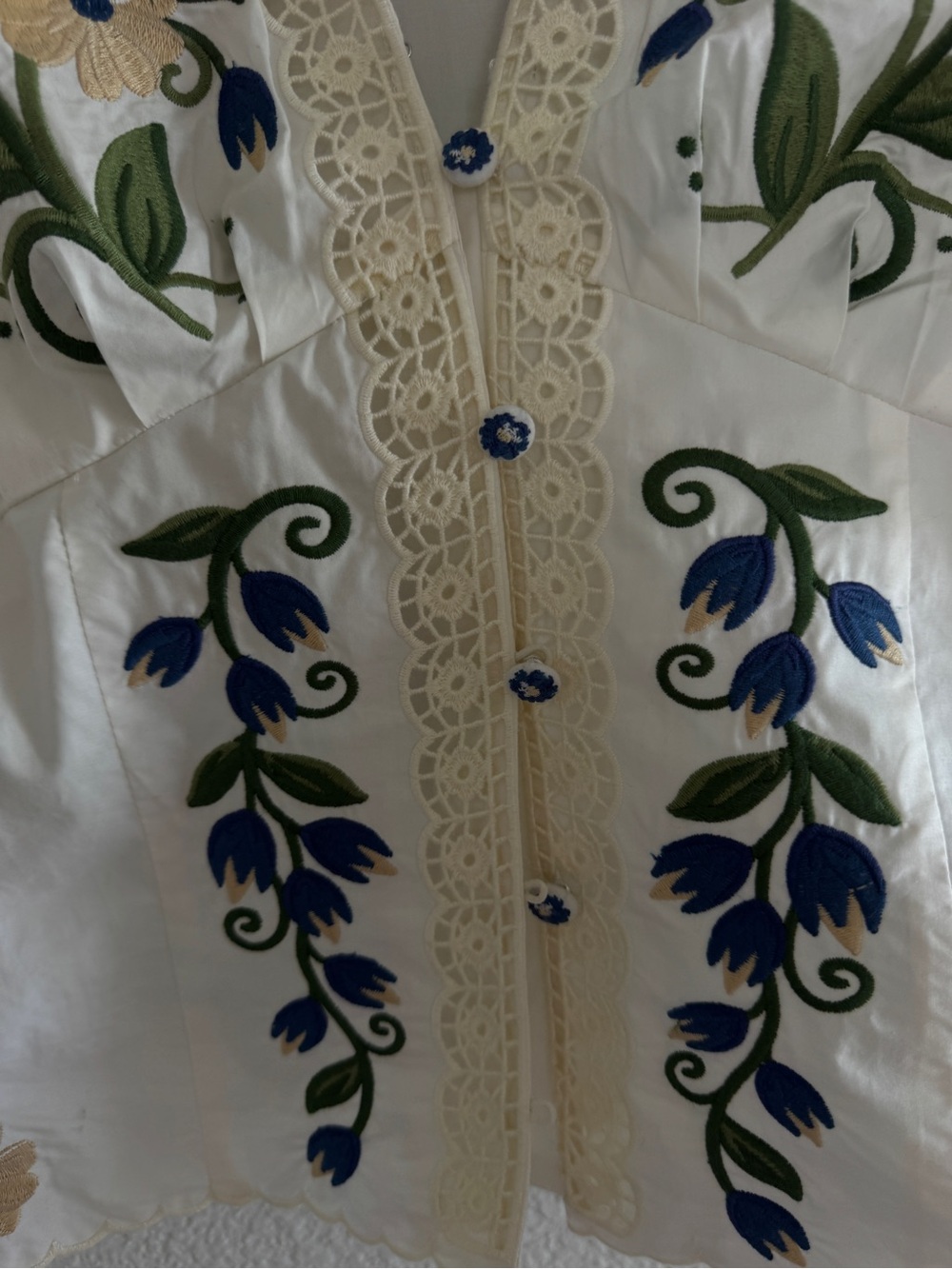 Farm Rio Embroidered Floral V-Neck Women’s Top - Picture 8 of 17